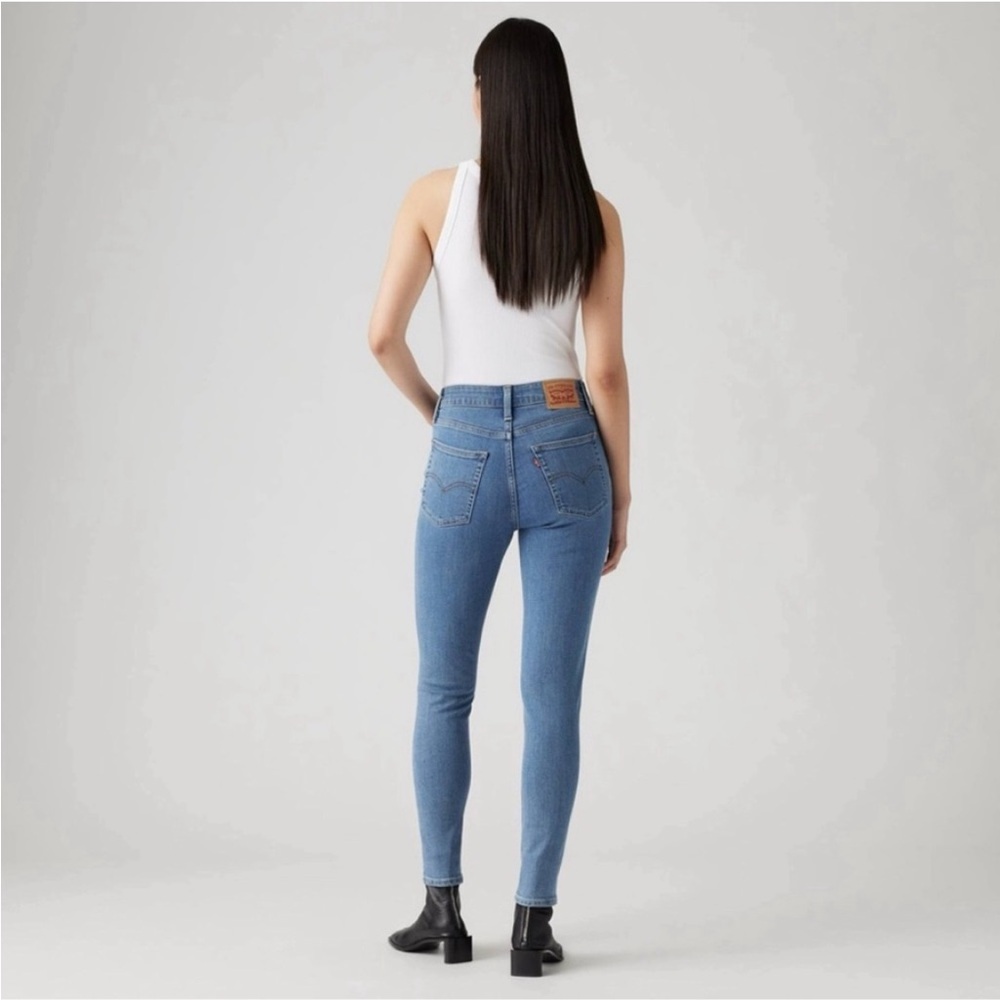LEVI’S 721 High Rise Skinny Jeans, Size 26, fits snug